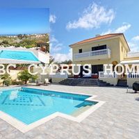 Elite real estate in the suburbs, at the seaside in Republic of Cyprus, Eparchia Pafou, 252 sq.m.