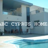 Villa in the mountains, in the suburbs in Republic of Cyprus, Eparchia Pafou, 340 sq.m.