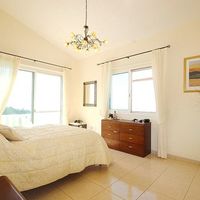 Вилла в большом городе, в горах, в пригороде, у моря на Кипре, Пафос, 150 кв.м.