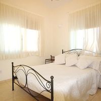 Вилла в большом городе, в горах, в пригороде, у моря на Кипре, Пафос, 150 кв.м.