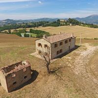 Villa in the mountains, in the suburbs, in the forest in Italy, Umbria, 410 sq.m.