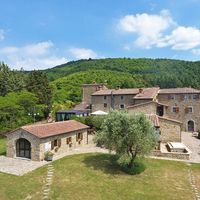 Элитная недвижимость в горах, в пригороде, в лесу в Италии, Ареццо, 982 кв.м.