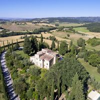 Elite real estate in the mountains, in the forest in Italy, Siena, 775 sq.m.
