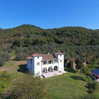 Villa in the mountains, in the suburbs, in the forest in Italy, Arezzo, 430 sq.m.