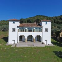 Villa in the mountains, in the suburbs, in the forest in Italy, Arezzo, 430 sq.m.
