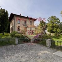 Villa in Italy, Tronzano Lago Maggiore, 600 sq.m.