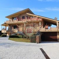 Villa in Italy, Abruzzo, 800 sq.m.