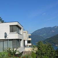 Вилла у озера, в пригороде в Швейцарии, Тичино, 250 кв.м.