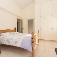 Вилла на Кипре, Полис