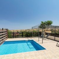 Вилла на Кипре, Полис