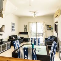 Вилла на Кипре, Полис