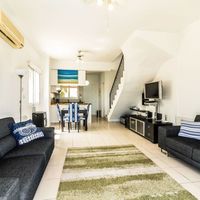 Вилла на Кипре, Полис