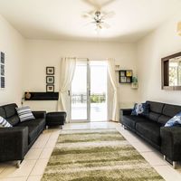 Вилла на Кипре, Полис