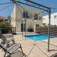 Вилла на Кипре, Полис