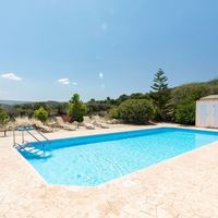 Вилла на Кипре, Полис