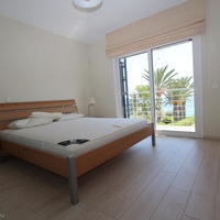 Вилла на первой линии моря/озера на Кипре, Протарас, 158 кв.м.