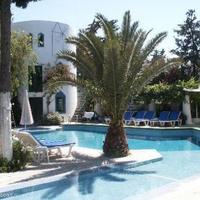 Отель (гостиница) на второй линии моря/озера в Турции