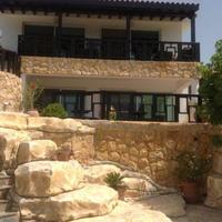 Вилла на первой линии моря/озера, в пригороде на Кипре, Пафос, 390 кв.м.