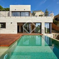 Вилла у озера, у моря в Испании, Каталония, Льорет-де-Мар, 420 кв.м.