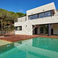 Вилла у озера, у моря в Испании, Каталония, Льорет-де-Мар, 420 кв.м.