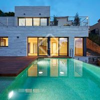 Вилла у озера, у моря в Испании, Каталония, Льорет-де-Мар, 420 кв.м.