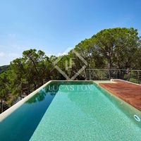 Вилла у озера, у моря в Испании, Каталония, Льорет-де-Мар, 420 кв.м.