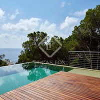 Вилла у озера, у моря в Испании, Каталония, Льорет-де-Мар, 420 кв.м.