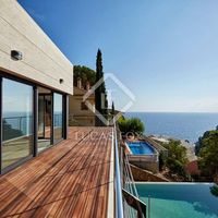 Вилла у озера, у моря в Испании, Каталония, Льорет-де-Мар, 420 кв.м.