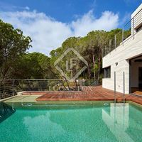 Вилла у озера, у моря в Испании, Каталония, Льорет-де-Мар, 420 кв.м.