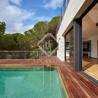 Вилла у озера, у моря в Испании, Каталония, Льорет-де-Мар, 420 кв.м.