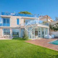 Вилла в большом городе, у моря в Испании, Каталония, Льорет-де-Мар, 335 кв.м.