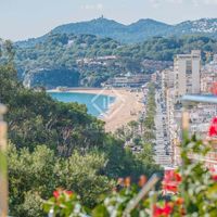 Вилла в большом городе, у моря в Испании, Каталония, Льорет-де-Мар, 335 кв.м.