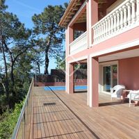 Вилла у озера, у моря в Испании, Каталония, Льорет-де-Мар, 316 кв.м.