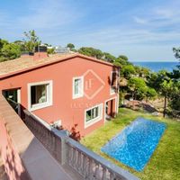 Вилла у озера, у моря в Испании, Каталония, Льорет-де-Мар, 316 кв.м.