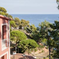 Вилла у озера, у моря в Испании, Каталония, Льорет-де-Мар, 316 кв.м.