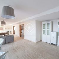 Вилла у озера, у моря в Испании, Каталония, Льорет-де-Мар, 316 кв.м.