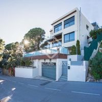 Вилла в большом городе, у озера, у моря в Испании, Каталония, Льорет-де-Мар, 338 кв.м.