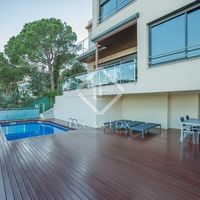 Вилла в большом городе, у озера, у моря в Испании, Каталония, Льорет-де-Мар, 338 кв.м.