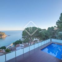 Вилла в большом городе, у озера, у моря в Испании, Каталония, Льорет-де-Мар, 338 кв.м.