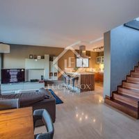 Вилла в большом городе, у озера, у моря в Испании, Каталония, Льорет-де-Мар, 338 кв.м.