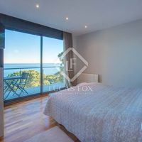 Вилла в большом городе, у озера, у моря в Испании, Каталония, Льорет-де-Мар, 338 кв.м.