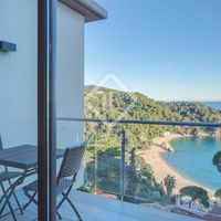 Вилла в большом городе, у озера, у моря в Испании, Каталония, Льорет-де-Мар, 338 кв.м.