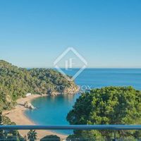 Вилла в большом городе, у озера, у моря в Испании, Каталония, Льорет-де-Мар, 338 кв.м.