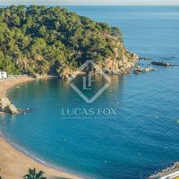 Вилла в большом городе, у озера, у моря в Испании, Каталония, Льорет-де-Мар, 338 кв.м.