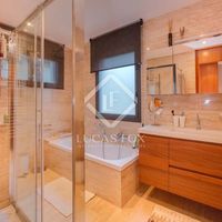 Вилла в большом городе, у озера, у моря в Испании, Каталония, Льорет-де-Мар, 338 кв.м.