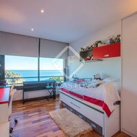 Вилла в большом городе, у озера, у моря в Испании, Каталония, Льорет-де-Мар, 338 кв.м.