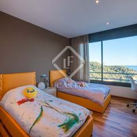 Вилла в большом городе, у озера, у моря в Испании, Каталония, Льорет-де-Мар, 338 кв.м.