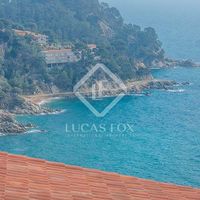 Вилла у озера, у моря в Испании, Каталония, Тосса-де-Мар, 220 кв.м.