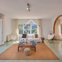 Вилла у озера, у моря в Испании, Каталония, Тосса-де-Мар, 220 кв.м.