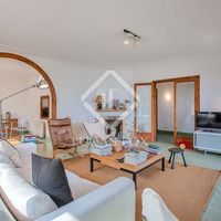 Вилла у озера, у моря в Испании, Каталония, Тосса-де-Мар, 220 кв.м.